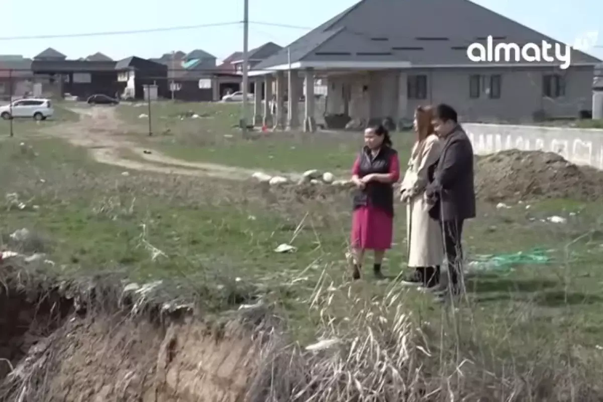 Сельчане в Алматинской области вместе с домами боятся упасть в приближающийся обрыв