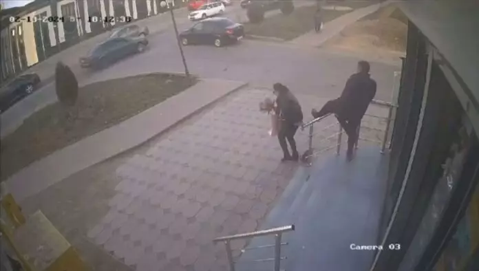 Удар ногой в спину и кулаком в лицо: жестокое нападение в Шымкенте попало на видео