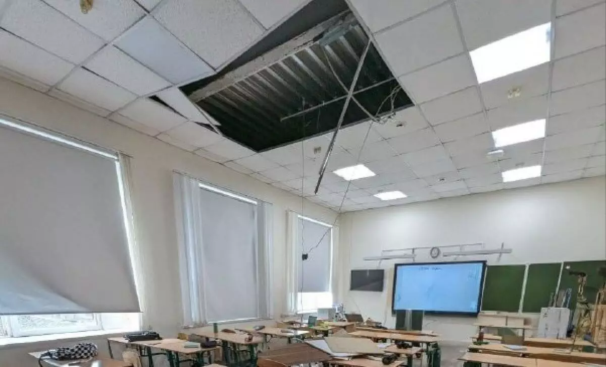 Четыре ученика пострадали при обрушении потолка школы
