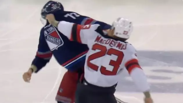 Массовая драка на 1-й секунде открыла матч НХЛ: видео