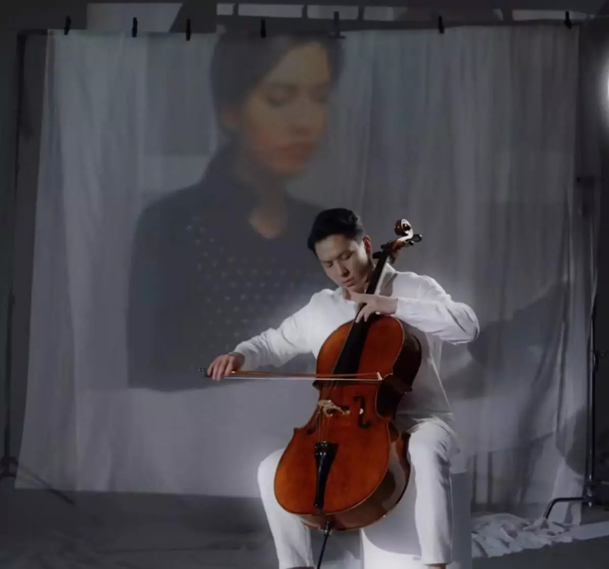 Казахстанский виолончелист посвятил выступление Салтанат Нукеновой (ВИДЕО)