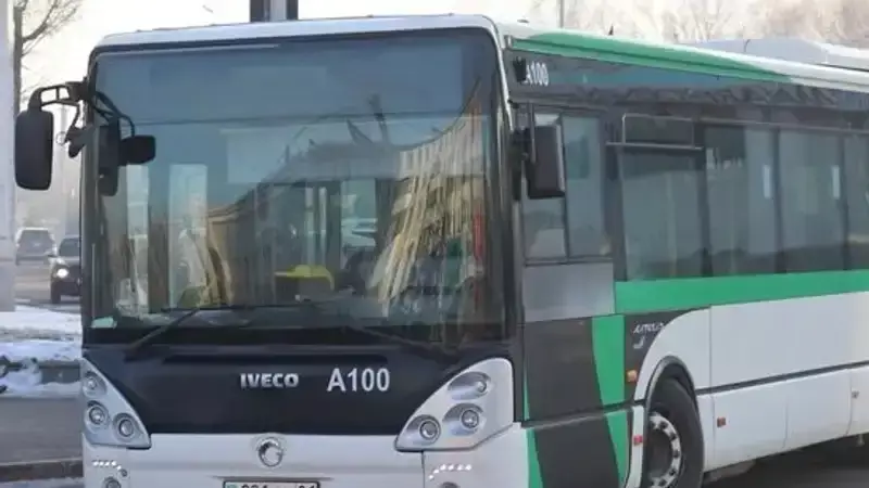 Нападение пассажира на контролера в столичном автобусе попало на видео