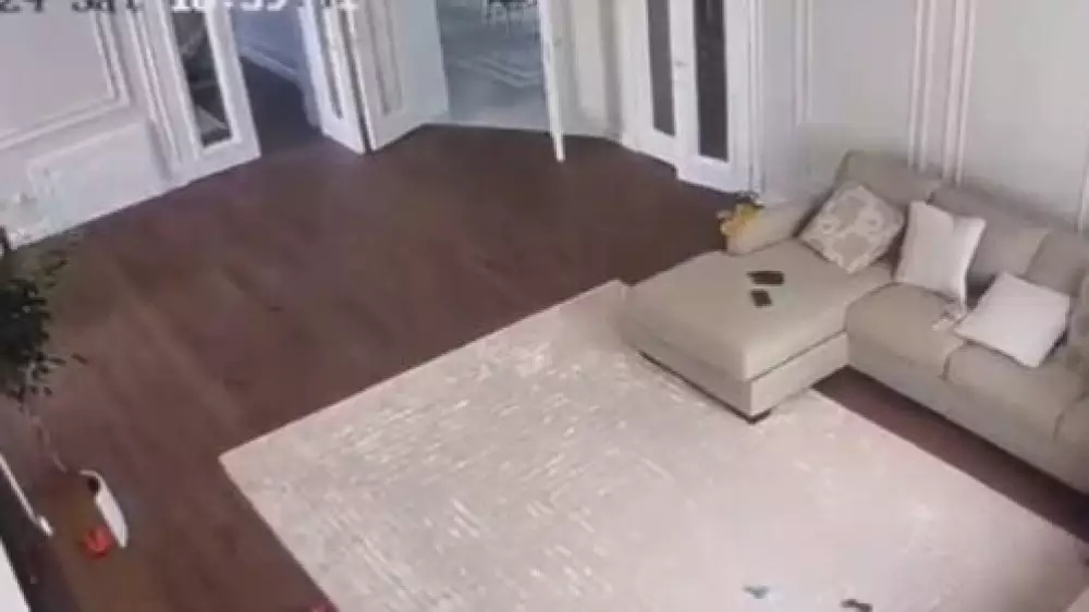 Шокирующее видео записала камера наблюдения в одной из квартир в Шымкенте