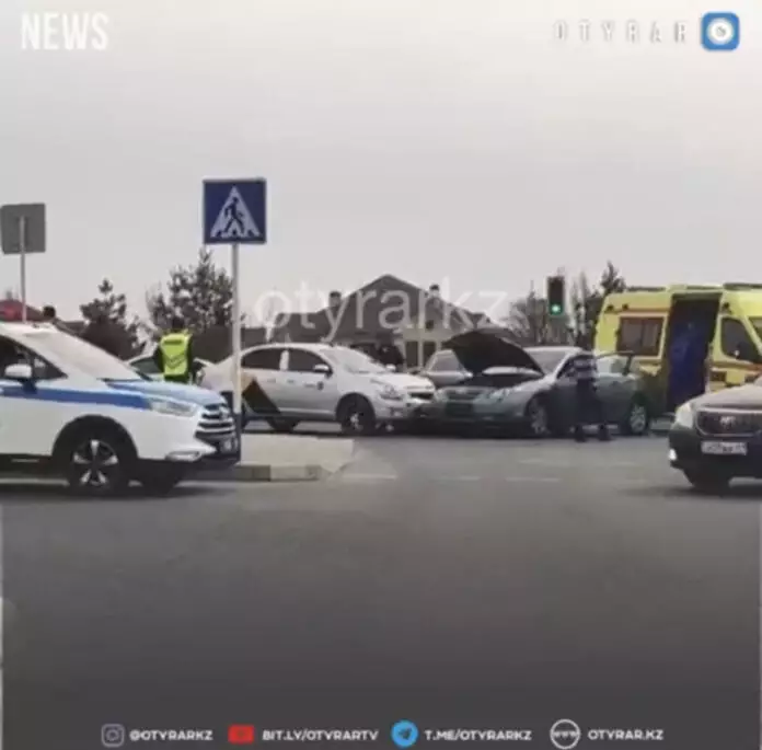 Три автомобиля столкнулись в Шымкенте: есть пострадавшие