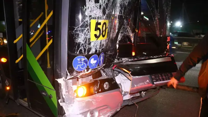 В Алматы маршрутный автобус собрал в аварии шесть автомобилей