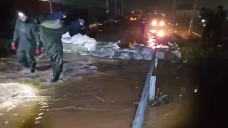 Малый мост затопило в селе в Акмолинской области
