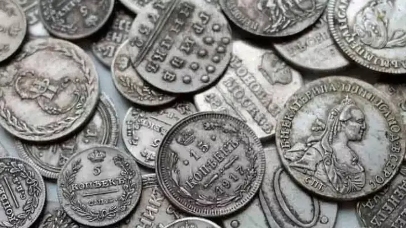 Миллион тенге отдал таксист мошеннику за обычные монеты