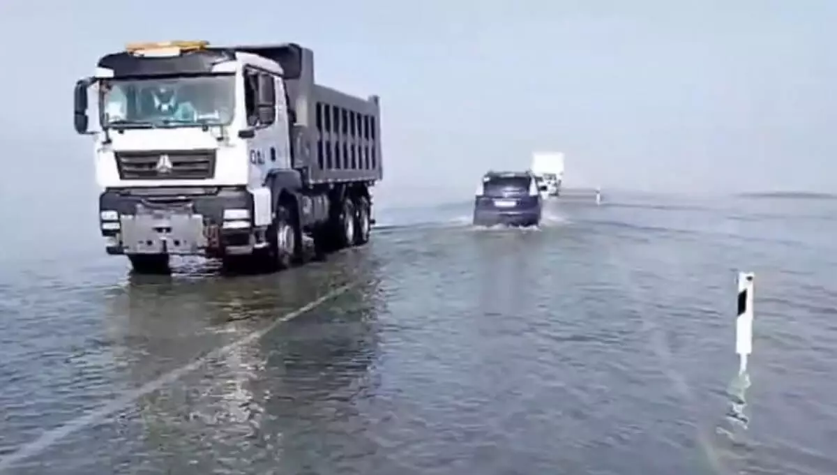 Водный путь: Вышедший из берегов в России река Тобол привела к перелива дорог в Костанайской области