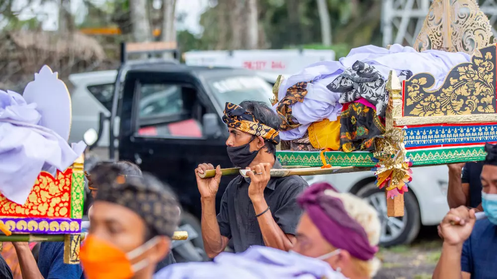 Казахстанка поехала на Бали и была шокирована похоронами
