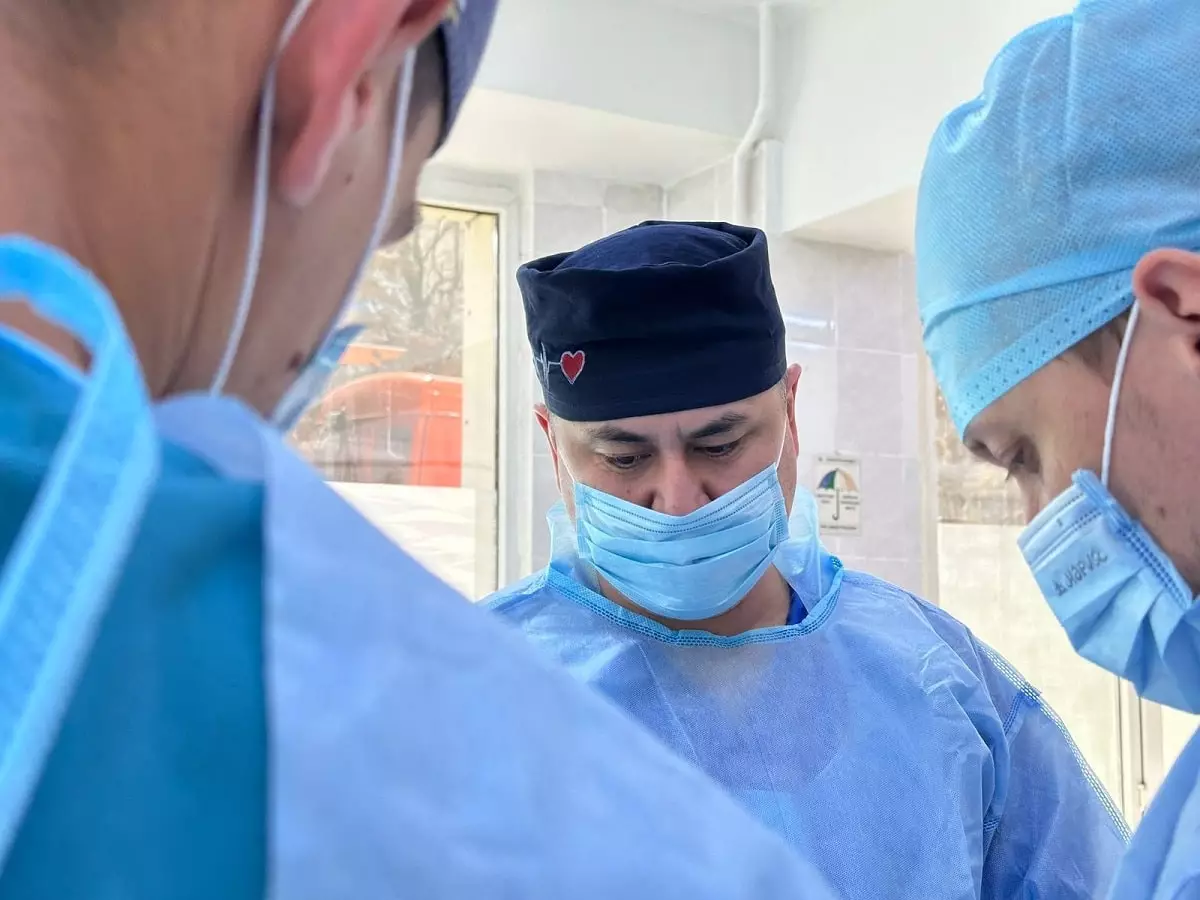 Алматинские гинекологи избавили молодую женщину от огромной опухоли