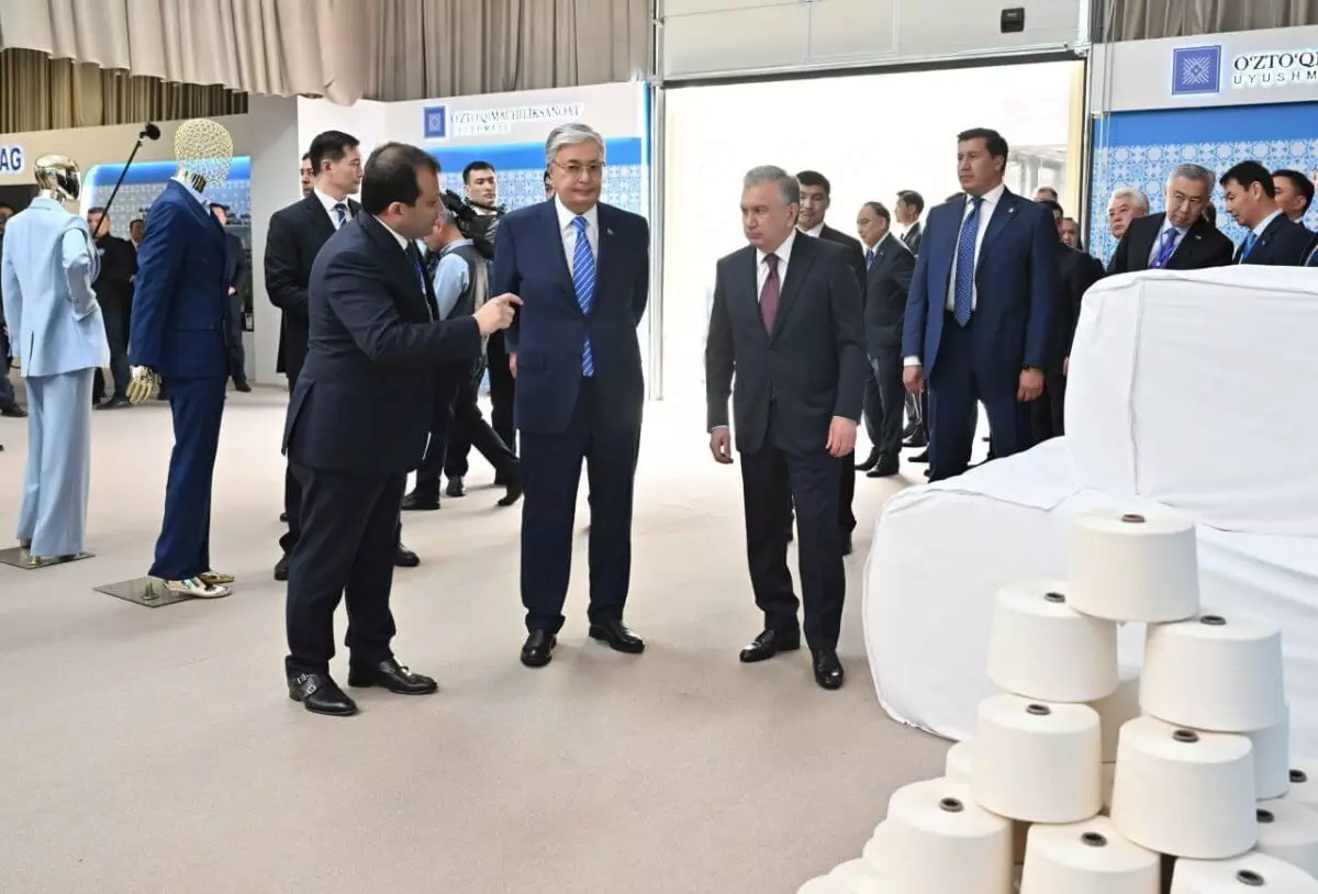Токаев посетил выставку промышленных товаров Узбекистана