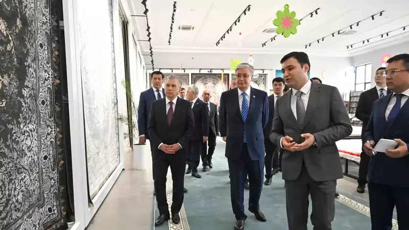 Президент Өзбекстанда өнеркәсіп тауарларының көрмесін тамашалады