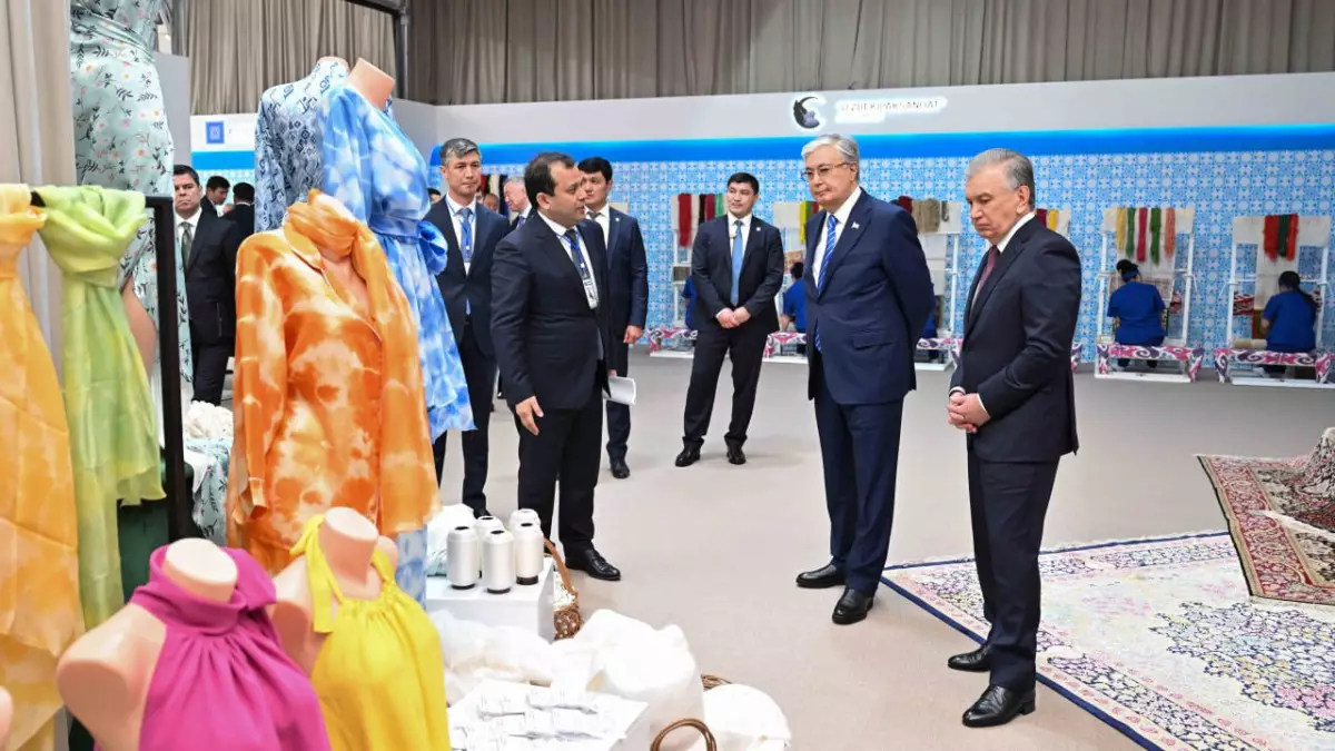 Президенты Казахстана и Узбекистана осмотрели выставку промышленных товаров