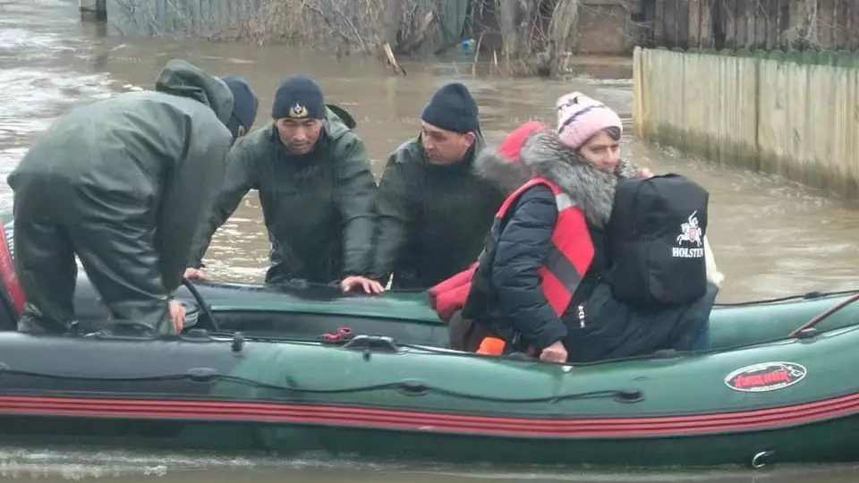 20 тысяч волонтеров в Казахстане помогают пострадавшим от наводнения