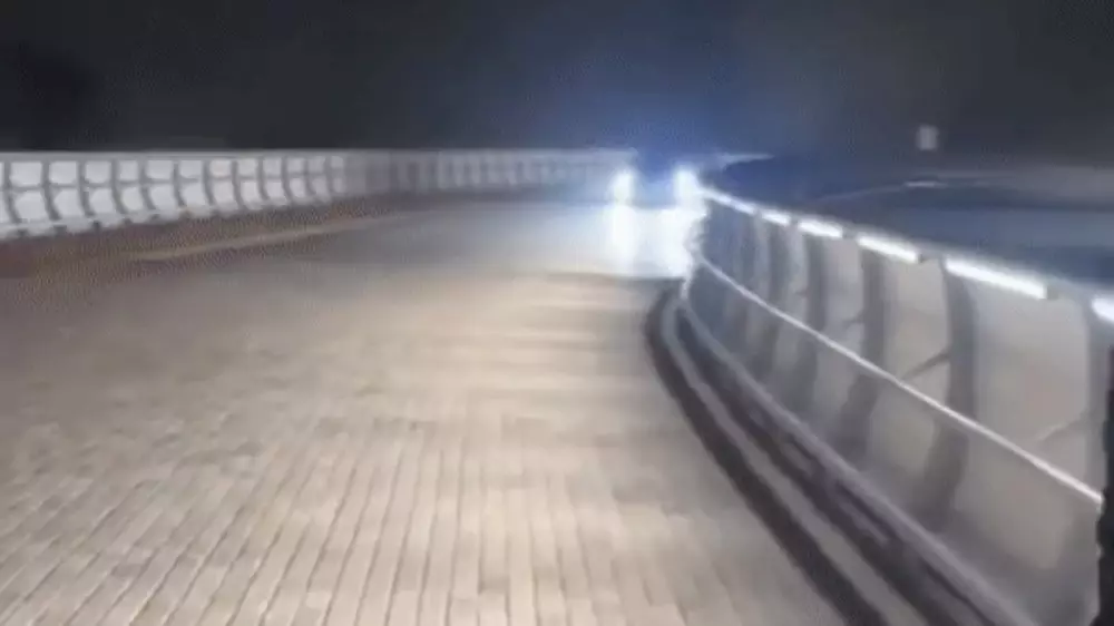 Водитель рассекал по пешеходному мосту в Астане