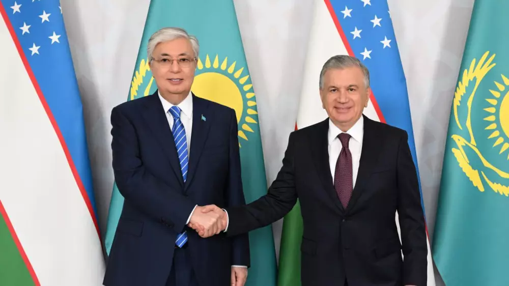 Тоқаев Өзбекстан президентімен бейресми кездесу өткізді