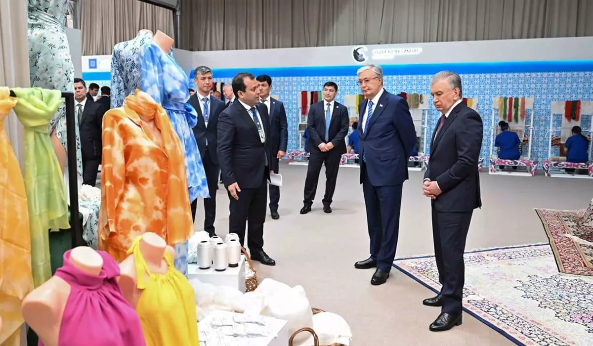 Токаев и Мирзиеев осмотрели выставку промышленных товаров Узбекистана