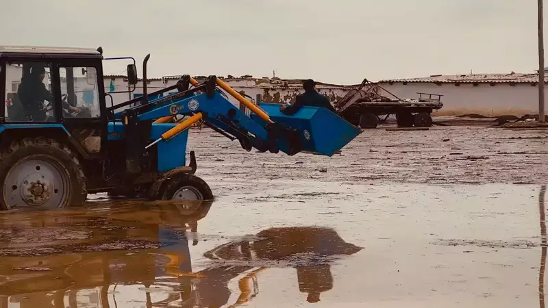 Прорыв дамбы, режим ЧС, затопленные трассы: что известно о масштабных паводках в Казахстане