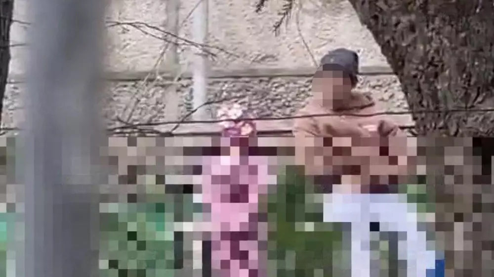 "Развращал девочку": мужчину из видео задержала полиция Алматы