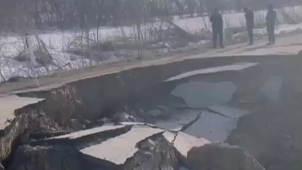 Обрушение дороги в ВКО попало на видео