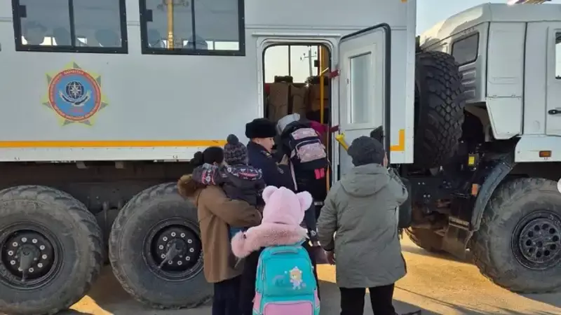 Тысячи людей эвакуируют из Кульсары и Жылыойского района Атырауской области