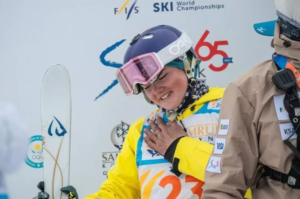 «Смогла вернуться после аварии»: Казахстанка стала победительницей юниорского ЧМ по фристайл-могулу