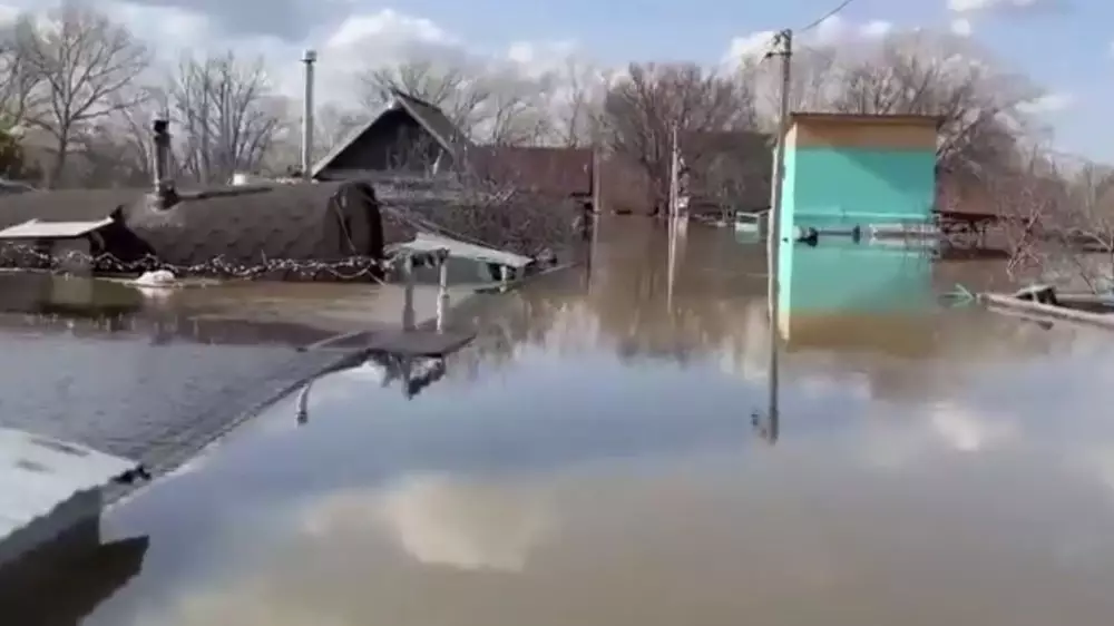 Дамбу прорвало в российском Орске, людей срочно эвакуируют