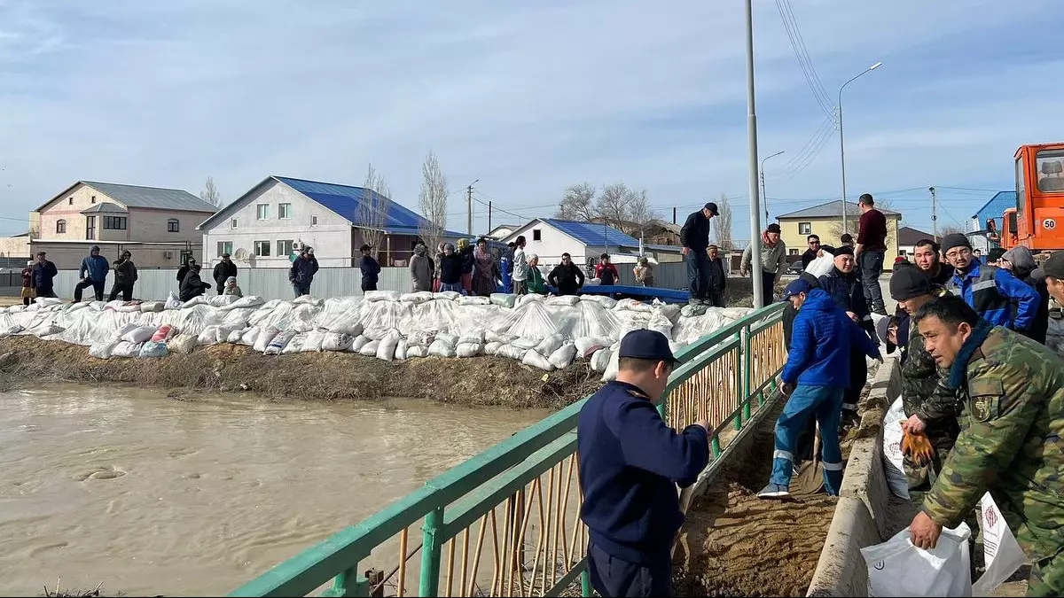 В Атырауской области продолжается эвакуация населения