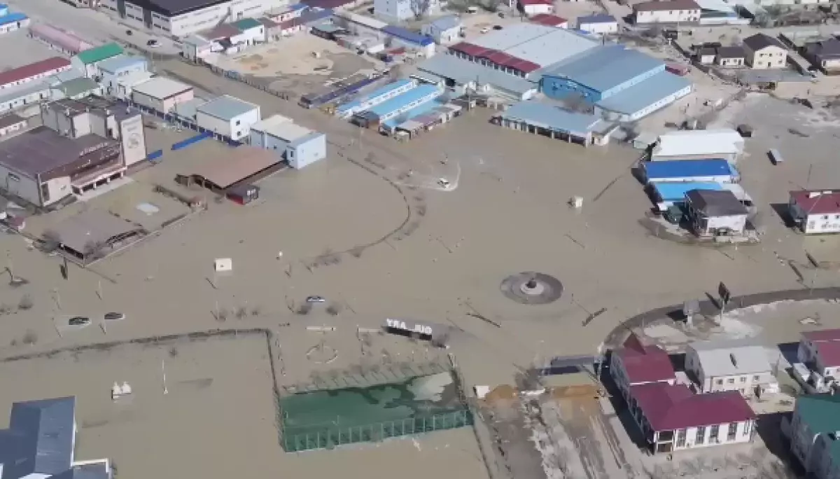 2,5 тыс частных жилых домов и административных зданий подтопило в Кульсары Атырауской области