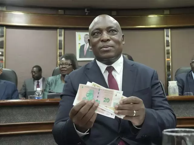 ЦБ Зимбабве вводит в обращение новую валюту 