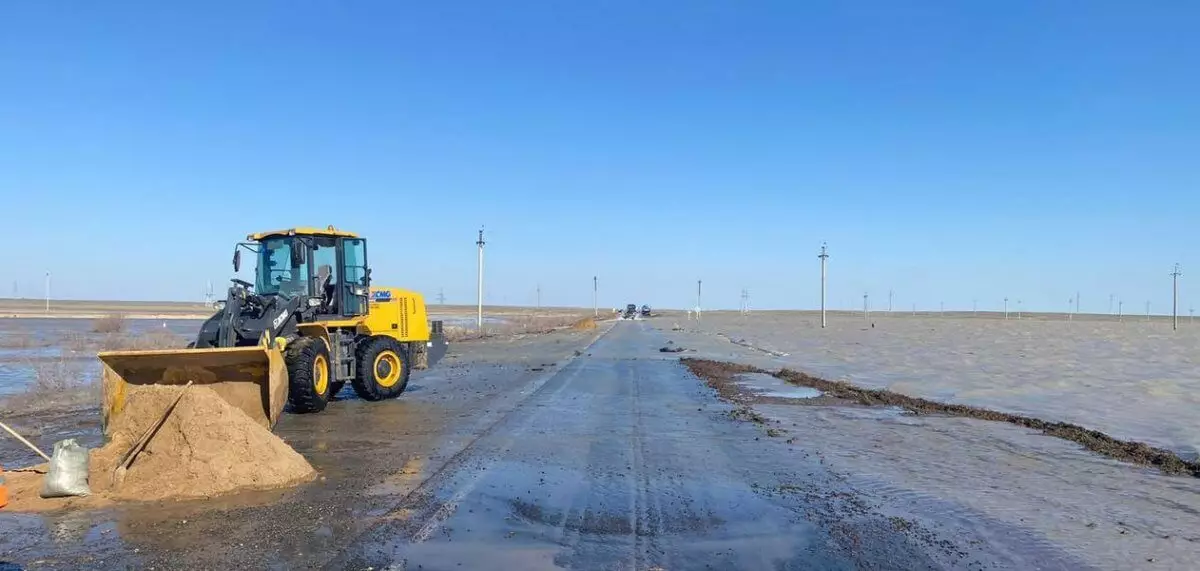 Движение транспорта ограничили в шести областях Казахстана