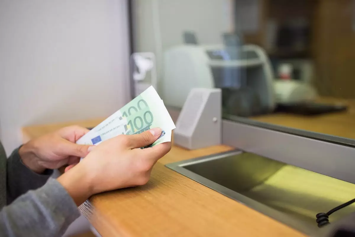 Курс доллара и евро в обменниках Алматы 6 апреля 2024