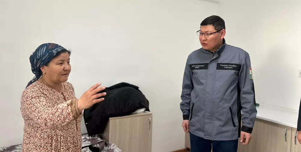Аким Актау встретился с эвакуированными из-за паводков жителями Атырауской области