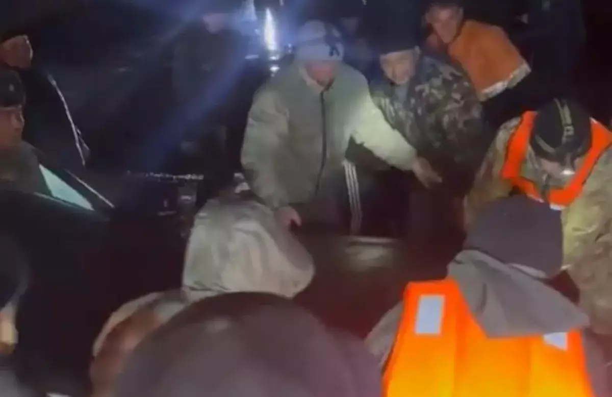 Североказахстанцев на машине снесли в кювет талые воды