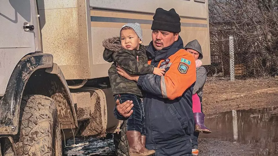 С начала паводков в Казахстане спасли более 16 тысяч детей