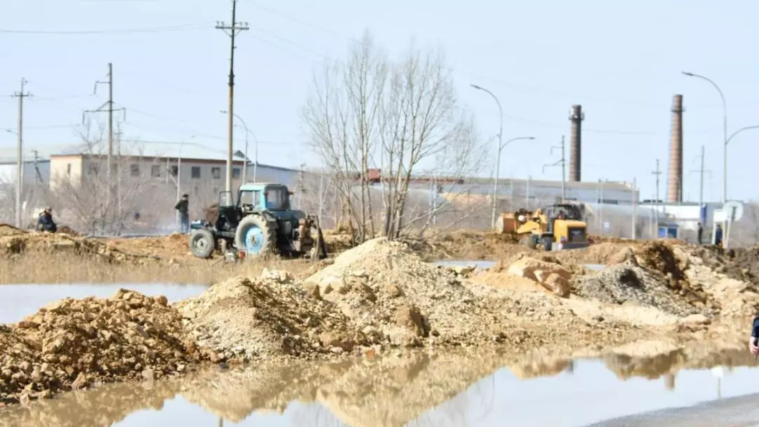 Укрепление берегов и взрывные работы: как борются с паводками в Акмолинской области