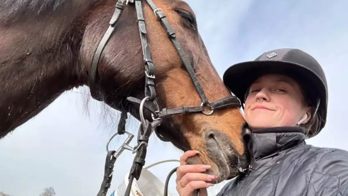Я не я, и лошадь не моя. Российскую всадницу наказали за избиение животного — она очень странно оправдывается