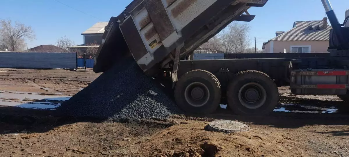 Проезд грузовиков по гребням трех плотин запретили в зоне паводков в Казахстане