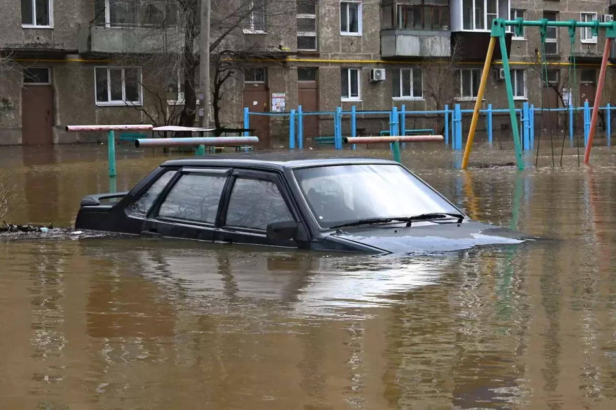 Ситуация с паводком в Оренбурге остается критической. Вода прибывает