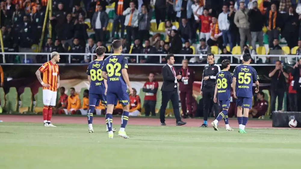 Игроки "Фенербахче" сорвали матч за Суперкубок Турции, покинув поле после гола на первой минуте