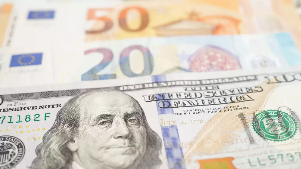 Сколько стоят доллар, евро и рубль в обменниках Казахстана 8 апреля