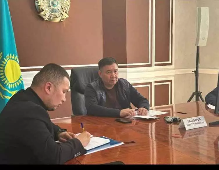 Аким Тупкараганского района пообщался с эвакуированными жителями Атырауской области