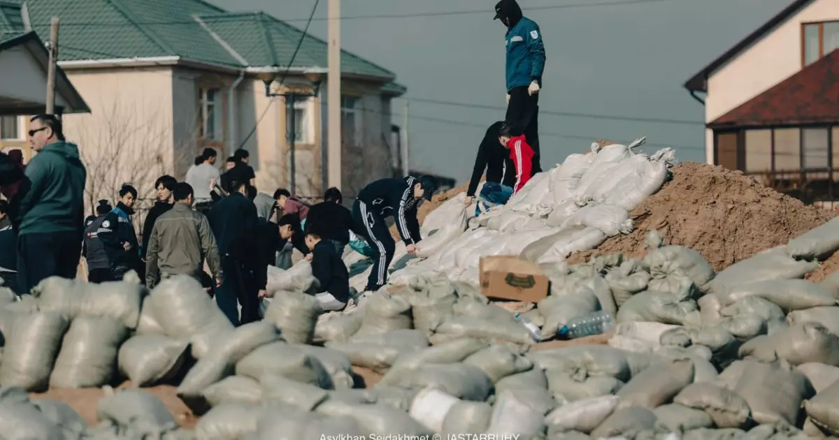   Волонтерлер Атырау облысында апаттан зардап шеккендерге көмек көрсетуде   