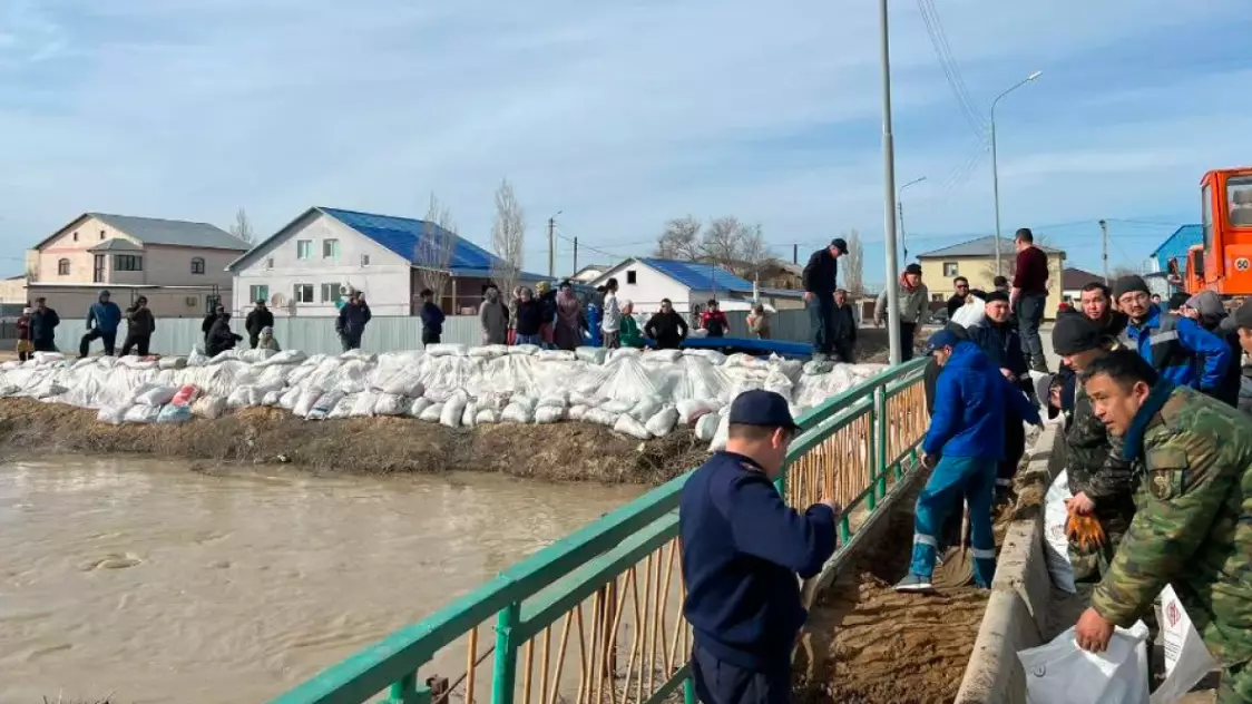 Сколько волонтёров помогают казахстанцам, пострадавшим от паводков
