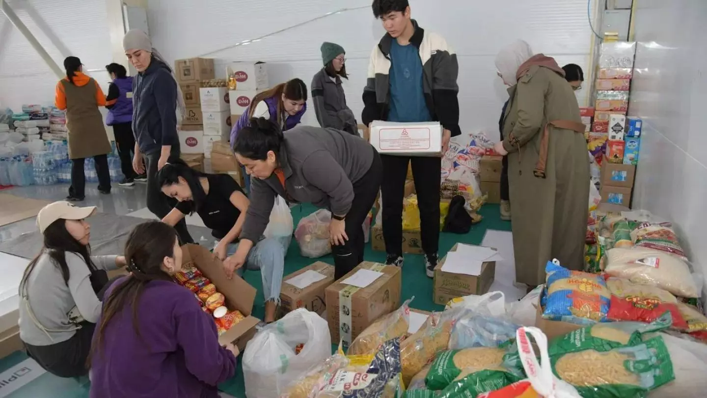«Сейчас не время думать о деньгах»: как казахстанцы помогают пострадавшим из-за паводка