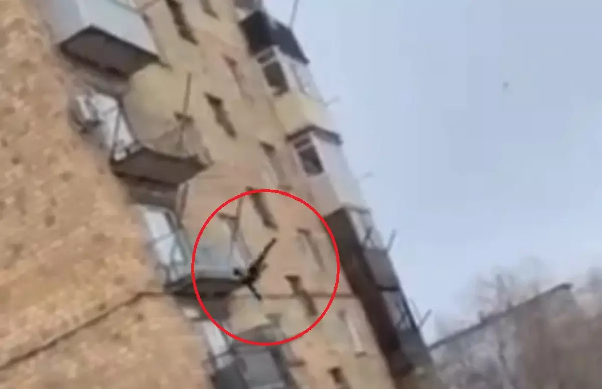 44-летняя женщина спрыгнула с балкона девятого этажа в Шахтинске – жуткое видео