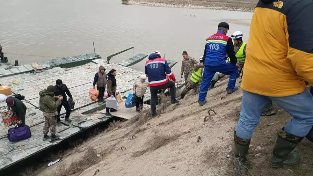 Медики подключились к спасателям для помощи жителям подтопленных сел