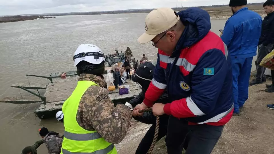 Медики помогают спасателям эвакуировать жителей подтопленых сёл