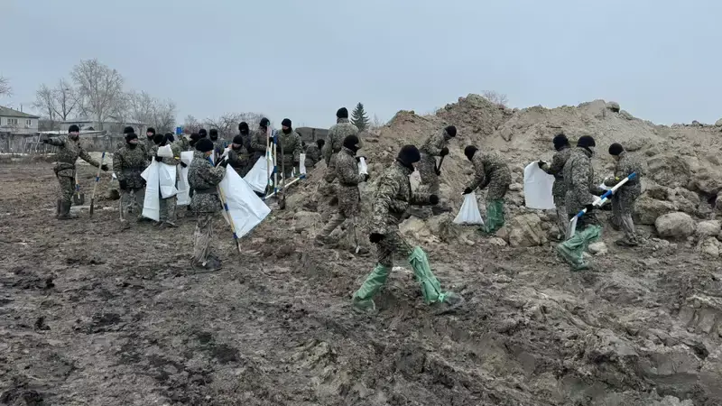 700 курсантов и солдат Нацгвардии помогают в подтопленных районах Казахстана