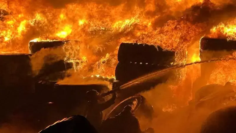 Жуткий пожар в Астане: открытым пламенем вспыхнул круаный склад с шинами